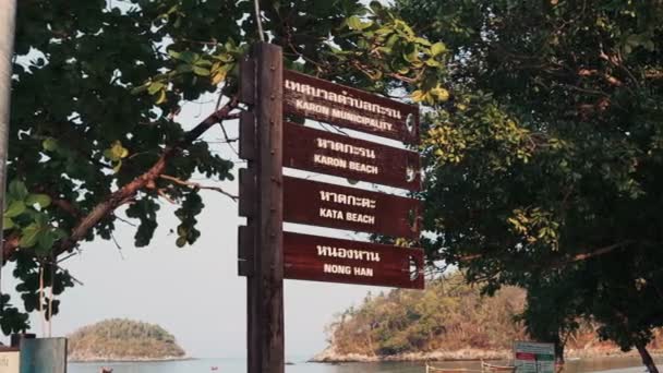 Phuket, Tailândia - 5 de maio de 2016: Road Sign, Waypoint Kata Beach — Vídeo de Stock