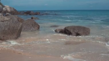 Dalgalar deniz Strike taşların Kata Noi Beach, Phuket, Tayland