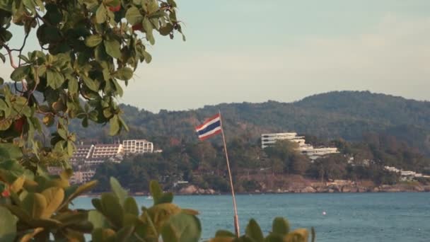 Bandera de Tailandia en el mar azul, cielo y montañas Fondo — Vídeo de stock