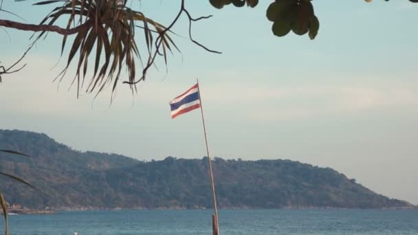 Thajsko vlajka na modré moře, nebe a pozadí hory — Stock video