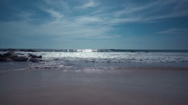 Grandi onde sulla spiaggia di Karon in estate, Phuket, Thailandia — Video Stock