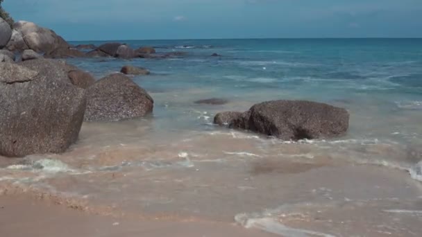 Морские волны бьют камнями по пляжу Ката Ной, Пхукет, Таиланд — стоковое видео