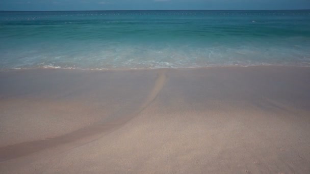 Büyük dalgalar Kata Noi Beach yaz saati, Phuket, Tayland — Stok video