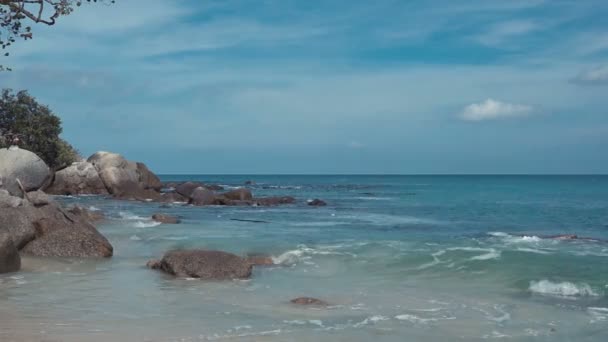 Havet vågor slå stenarna på stranden Kata Noi, Phuket, Thailand — Stockvideo