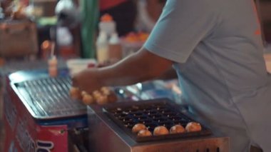 Domuz eti topları bir Tayland Market, Phuket, Kata Road, kızartma satıcılar