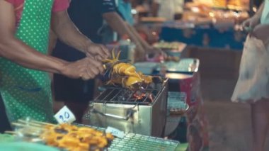 Barbekü deniz ürünleri - Tayland gece pazarı üzerinde ızgara kalamar
