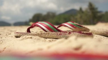 Ayak sandalet Beach ve Go denize, Closeup koyarak bir adam