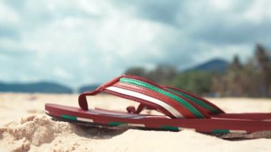 Ayak sandalet Beach ve Go denize, Closeup koyarak bir adam