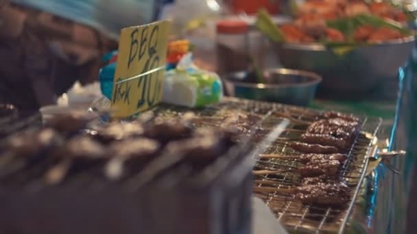 BBQ Street αγορά τροφίμων κρέας στη σχάρα, Πουκέτ, Ταϊλάνδη, Κάτα — Αρχείο Βίντεο