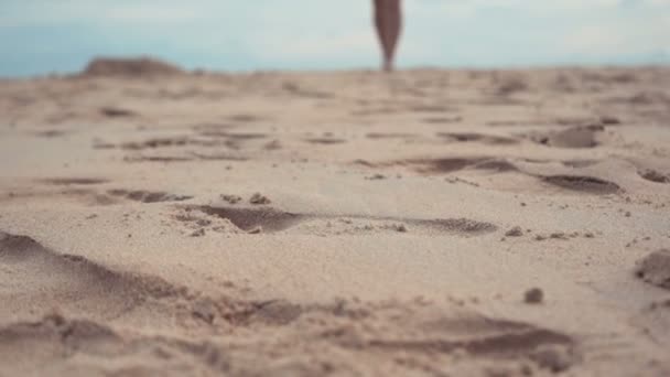 Vrouw voet Ga naar camera op het strand — Stockvideo