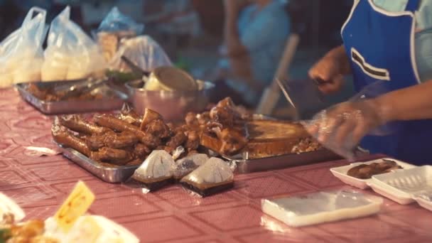 Straatverkoper hak het gegrilde vlees in thailand markt — Stockvideo