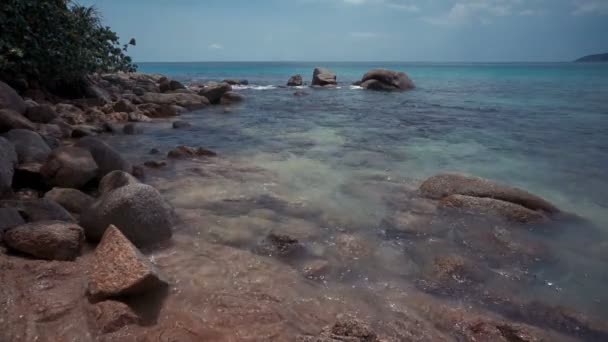 Las olas del mar golpean las piedras en la playa de Karon, Phuket, Tailandia — Vídeos de Stock