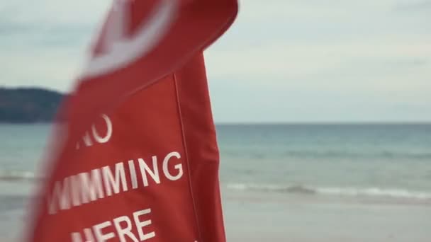 Stormar säsong. Röd varning flagga på stranden - ingen simning här — Stockvideo