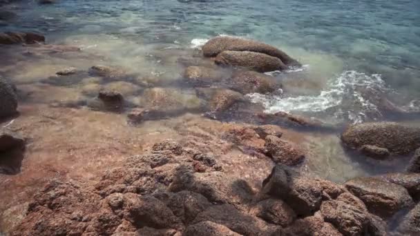 Olas de ea golpean las piedras en la playa de Karon, Phuket, Tailandia — Vídeos de Stock