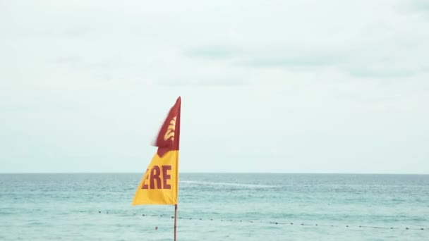 Bandera de seguridad Nadar aquí en la playa — Vídeo de stock