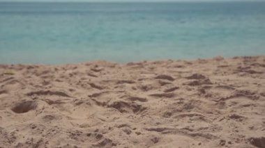 Deniz, kum üzerinde adım olacak adam ayak