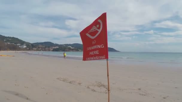 6 Mayıs 2016, Phuket, Kata Beach, Tayland: kırmızı bayrağı sahilde — Stok video
