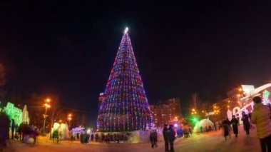 İnsanlar Noel ağacı tiyatro kare, krasnoyarsk