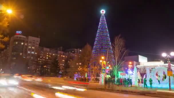 Krasnoyarsk, idő telik el a színház téren karácsonyfa — Stock videók