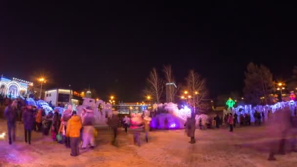 Lidé chodí na náměstí během novoročních svátků — Stock video