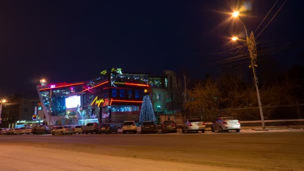 Luch cine en la noche Krasnoyarsk, lapso de tiempo — Vídeo de stock