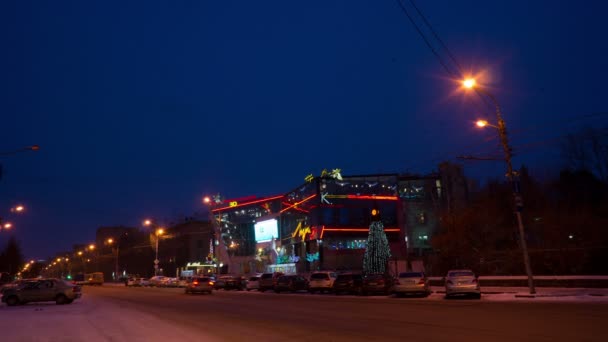 Luch cine en la noche Krasnoyarsk, lapso de tiempo, hiperlapso — Vídeo de stock