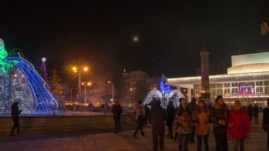 Krasnoyarsk, tiyatro kare pınarlarına insanlar dolaşmak