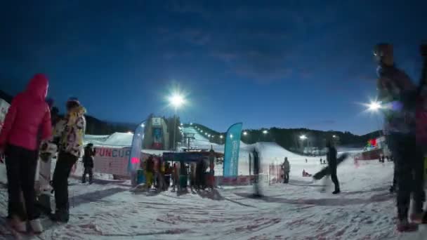Lidé jdou do fronty na lanovky v lyžařském areálu — Stock video