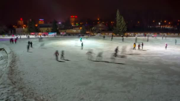 Gente patinando en la pista — Vídeos de Stock