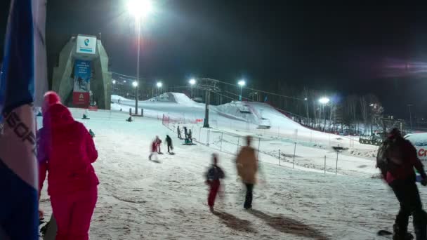 Mensen leren snowboard in skiresort, time-lapse — Stockvideo