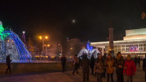 Mensen lopen rond de fonteinen in Krasnojarsk, theater Square — Stockvideo