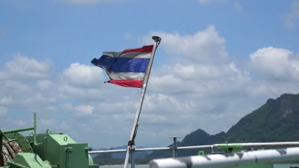 Krasslig thailändska flagga vajande på båt i havet — Stockvideo