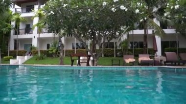 Tropikal otelde yüzme havuzu