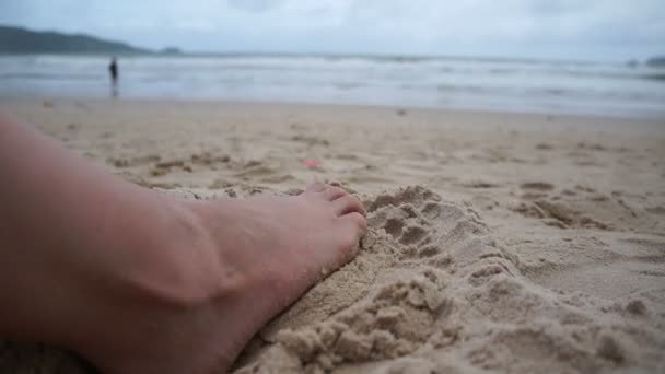 Frauenfüße buddeln Sand am Strand — Stockvideo