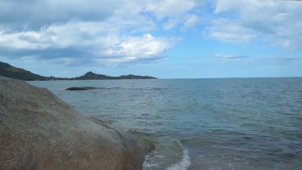 Вид з скелі на пляжі — стокове відео
