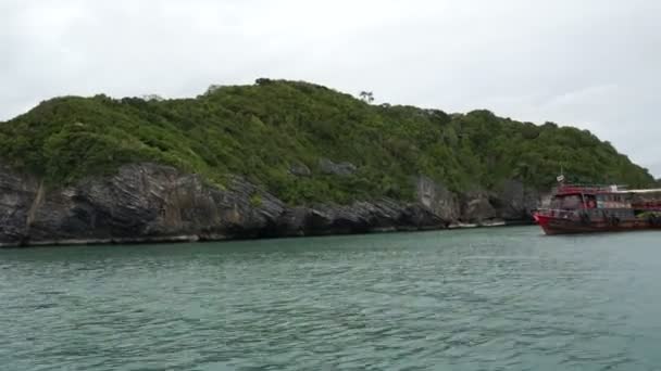 Barco turístico navega pela ilha tropical — Vídeo de Stock