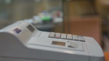 Adamın el kasa yazarak