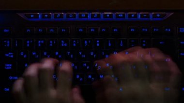 Hacker yazarak üzerinde klavye, zaman atlamalı