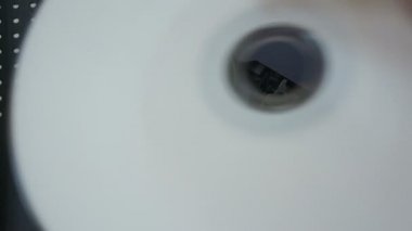 Adam içinde laptop disk Ekle