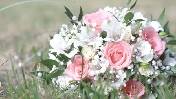 Svatební kytice na trávě — Stock video