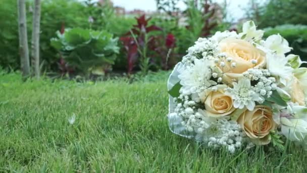 Buquê de casamento na grama — Vídeo de Stock