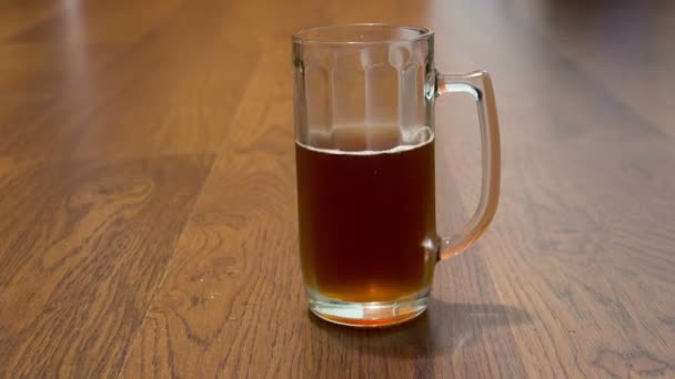 Emptying beer mug, time lapse — Stock Video