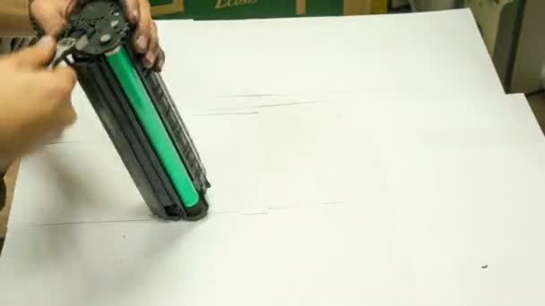 Reparação e recarga de cartucho de toner. Desfasamento temporal — Vídeo de Stock