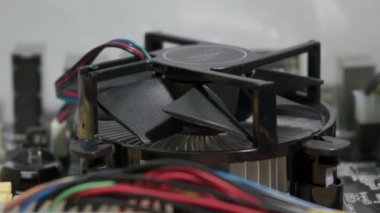 CPU fan başlatın. Masaüstü bilgisayarı açmadan