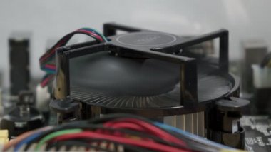 CPU fan dur. Masaüstü bilgisayarı kapatın
