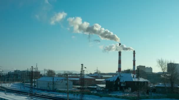 Tubo de la planta con humo contra el cielo azul, lapso de tiempo — Vídeos de Stock