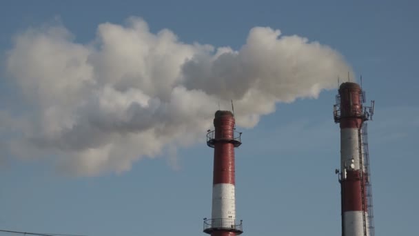 Dos tuberías de plantas con humo contra el cielo azul — Vídeos de Stock