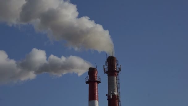 Dos tuberías de plantas con humo contra el cielo azul — Vídeo de stock