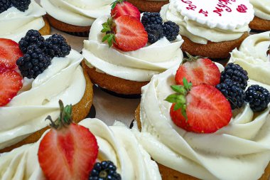 Cupcake makro kremalı çilekli BlackBerry.