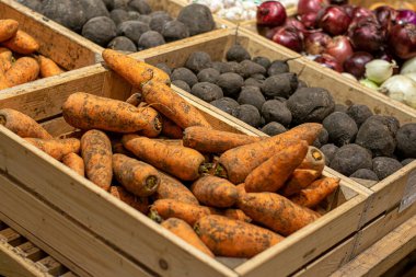 Marketlerdeki kutularda sebzeler